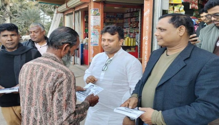 মণিরামপুরে ফুটবল মার্কার প্রার্থী কামরুজ্জামানের গণসংযোগে সাড়া, ভোটারদের মাঝে লিফলেট বিতরণ