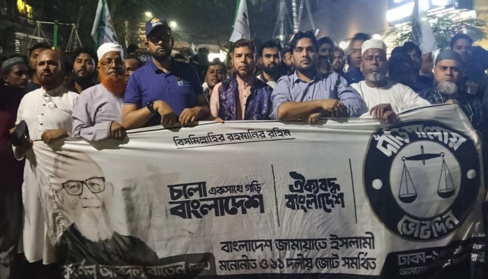 ​ঢাকা-১৬ আসনে জামায়াত মনোনীত প্রার্থী কর্ণেল (অব:) আব্দুল বাতেনের মিছিলে জনতার ঢল