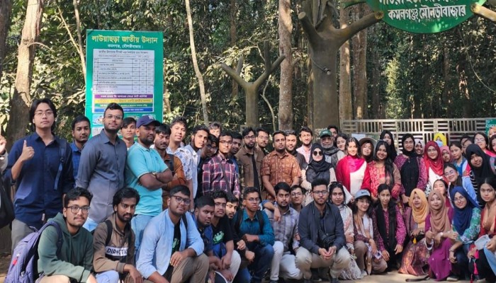 ​শ্রীমঙ্গলে ঢাকা বিশ্ববিদ্যালয়ের মৃত্তিকা, পানি ও পরিবেশ বিভাগের শিক্ষার্থীদের শিক্ষামূলক ফিল্ড ট্রিপ অনুষ্ঠিত