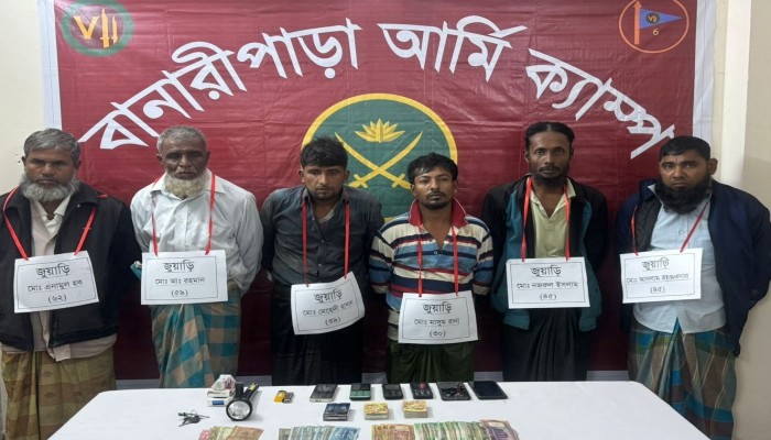 বানারীপাড়ায় সেনা  অভিযানে ৬ জুয়ারী আটক