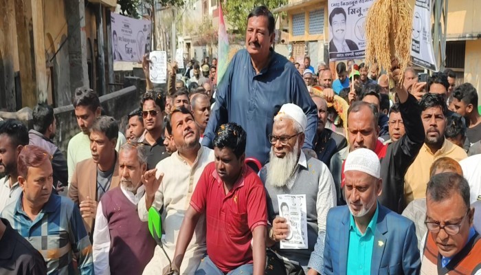 ​রাজশাহী-২: ২০ নং ওয়ার্ডে মিজানুর রহমান মিনুর ধানের শীষের প্রচারণায় নেতাকর্মীদের ঢল