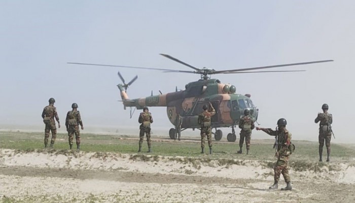 কুড়িগ্রামের দুর্গম চরাঞ্চলে সেনাবাহিনীর আকাশপথে মহড়া, ভোটারদের নিরাপত্তার আশ্বাস