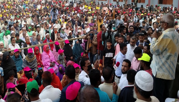 কোম্পানীগঞ্জে নির্বাচনি জনসভায় মানুষের ঢল আমি কেবল স্বপ্ন দেখি না, কিভাবে বাস্তবায়ন করতে হয় সেই পথও জানি- আরিফুল হক চৌধুরী