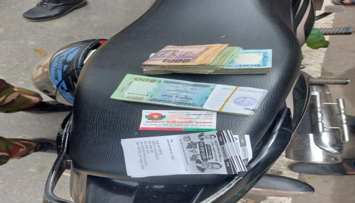 বাবুগঞ্জে নগদ এক লক্ষ দুই হাজার টাকা ও নির্বাচনী স্লিপসহ সেনাবাহিনীর হাতে দুই বিএনপি কর্মী আটক