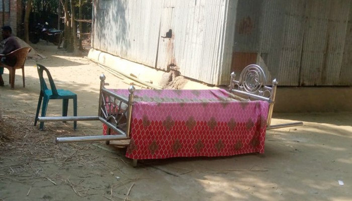 দিনভর উঠানে বাবার মর‌দেহ লাশ দাফ‌নে সন্তানদের বাধা
