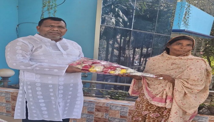 ​দুলালীর কান্না! দুলালী গ্রাম বাংলার আর দশটা মেয়ের মতই অতি সাধারণ একজন মেয়ে।