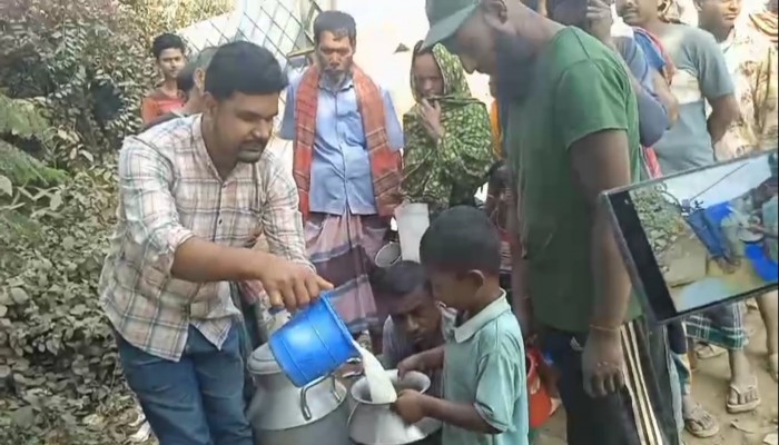 ‎ রমজানে ১০ টাকা লিটার দুধ বিক্রি, মানবতার অনন্য দৃষ্টান্ত কিশোরগঞ্জে