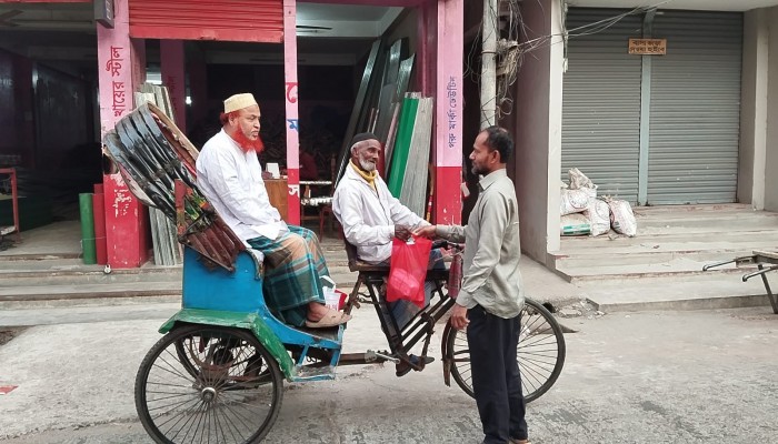 ​রমজানে মানবতার দৃষ্টান্ত: ঝালকাঠিতে মাসব্যাপী ইফতার বিতরণ করছে ইয়াস