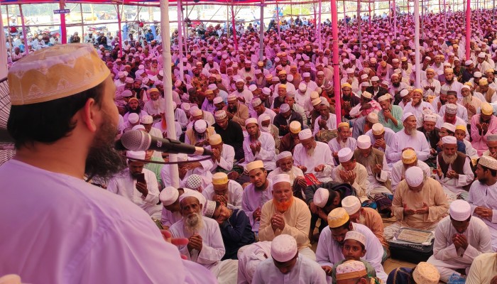 যাদের উপরে আল্লাহর রহমত বিদ্যমান তাদের সাথেই  ওঠাবসা করা উচিত  -ছারছীনার পীর ছাহেব।