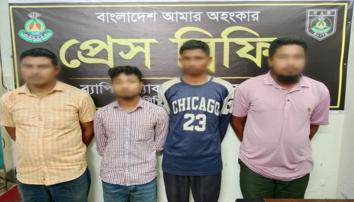 লালমনিরহাটের আদিতমারীতে ১০০ বোতল ESKuf এবং ১০০ বোতল Fairdyl জব্দসহ ০৪ জন মাদক ব্যবসায়ীকে গ্রেফতার করেছে র‌্যাব-১৩।