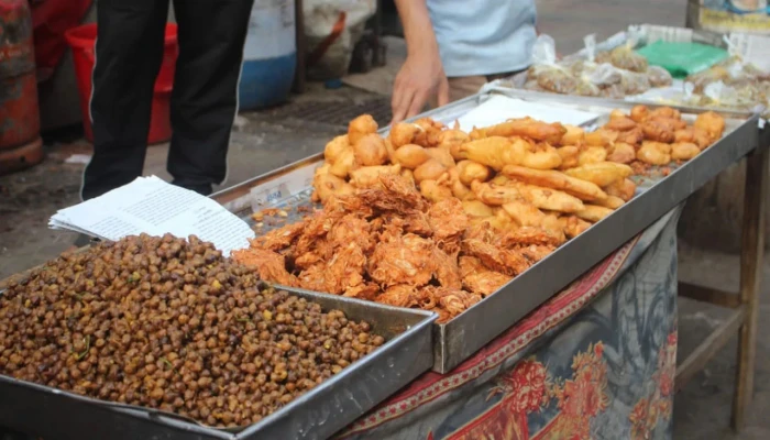 ফুটপাতে বাহারি ইফতারির পসরা জমে ওঠে দুপুর থেকেই