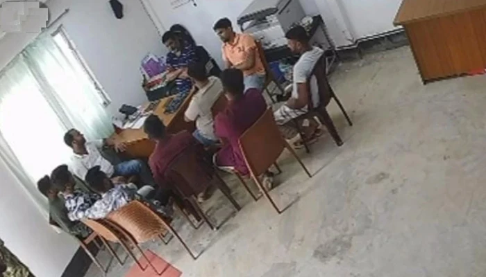 ঝুট ব্যবসার দখলে ছাত্রদলের মোটরসাইকেল মহড়া  প্রতিপক্ষের হামলায় আহত ৮