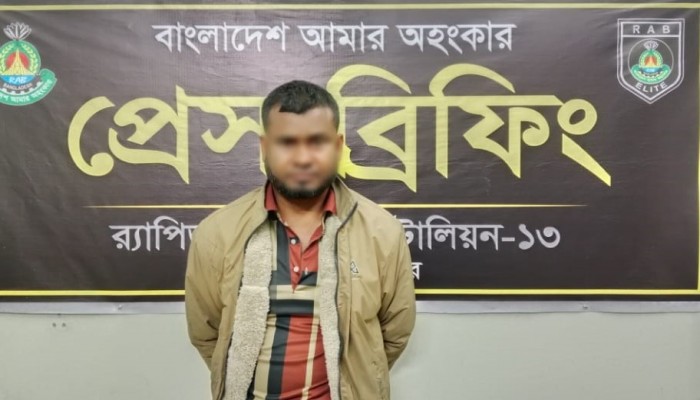 লালমনিরহাটের কালিগঞ্জে র‌্যাব-১৩ এর অভিযানে ২০০ বোতল এস্কাফ (ESKuf) জব্দসহ ০১ জন মাদক ব্যবসায়ী গ্রেফতার ।