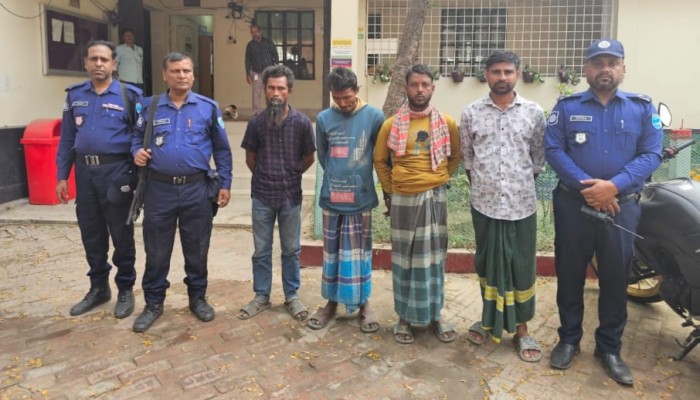 ​সিরাজদীখানে অবৈধভাবে মাটিকাটার দায়ে ৪জনকে ২১দিনের জেল দিল ভ্রাম্যমান আদালত