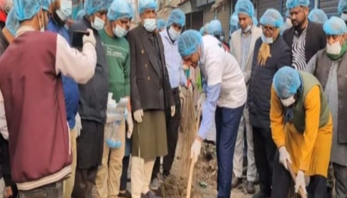 ​নিজেই ঝাড়ু দিয়ে সড়ক ও হাসপাতাল পরিষ্কার করলেন কুড়িগ্রাম-৩ এমপি ব্যারিস্টার সালেহী