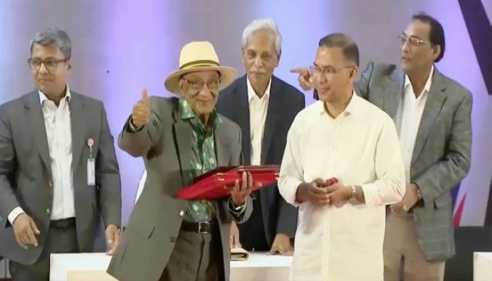 গুণীজনদের হাতে একুশে পদক তুলে দিলেন প্রধানমন্ত্রী