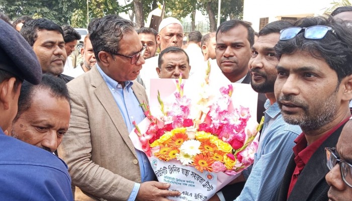 সিরাজগঞ্জে কমিউনিটি হেলথ কেয়ার প্রোভাইডাদের পক্ষ থেকে স্বাস্থ্য প্রতিমন্ত্রীকে ফুলেল শুভেচ্ছা