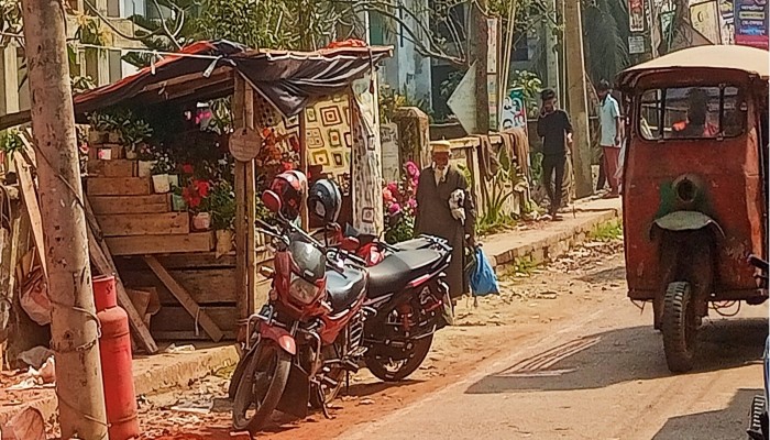 কাউখালী শহরের ফুটপাত দখল করে ব্যবসা/পথচারীদের দুর্ভোগ চরমে