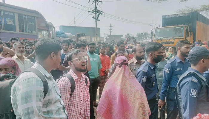 রূপগঞ্জে বকেয়া বেতনের দাবিতে শ্রমিকদের মহাসড়ক অবরোধ