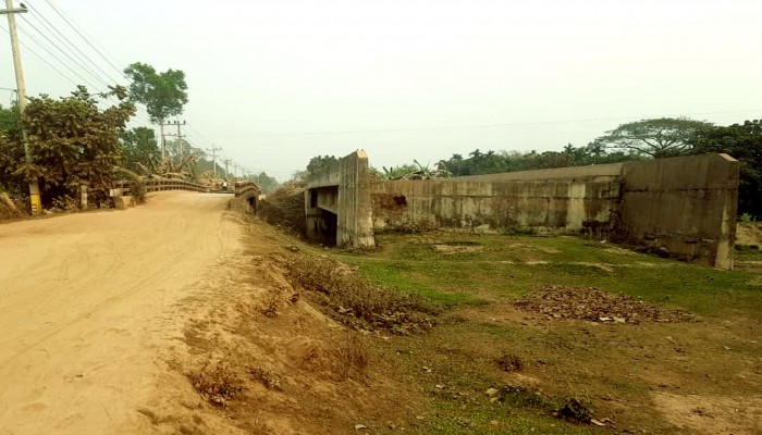 সংযোগ সড়ক না থাকায় ৩ বছর যাবৎ অকেজো   ৫ কোটি টাকার সেতু