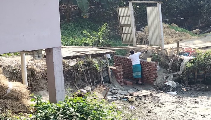 ​সরকারি খাল ভরাট করে রাস্তা নির্মাণ, জলাবদ্ধতার আশঙ্কা