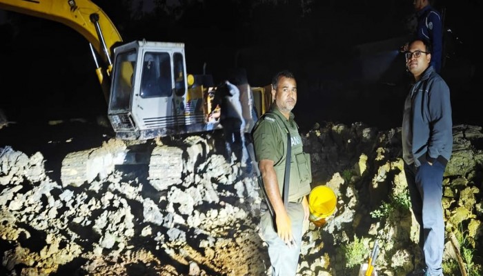 ​বুড়িচংয়ে মধ্যরাতে অভিযান: অবৈধ মাটি কাটার এস্কেভেটর বিকল করলেন ইউএনও