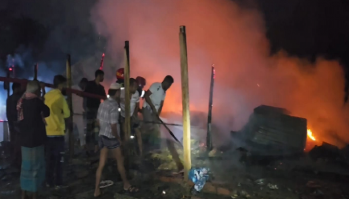 ​ঝালকাঠিতে অগ্নিকাণ্ডে ৬টি দোকান পুড়ে ১৫ লাখ টাকার ক্ষতি