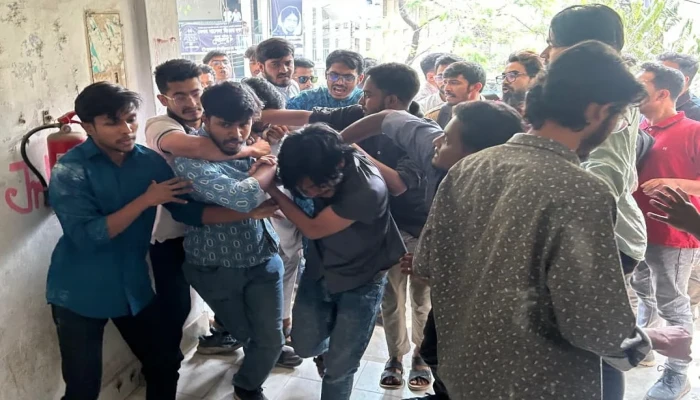 জবি সাংবাদিক সমিতির নির্বাচন ঘিরে সংঘর্ষে আহত ১০