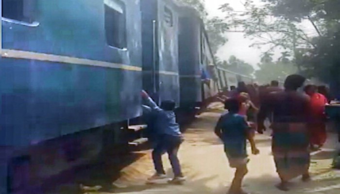 কুড়িগ্রামের উলিপুরে রমনা কমিউটার ট্রেনের তিন কোচ লাইনচ্যুত, দুর্ভোগে যাত্রীরা