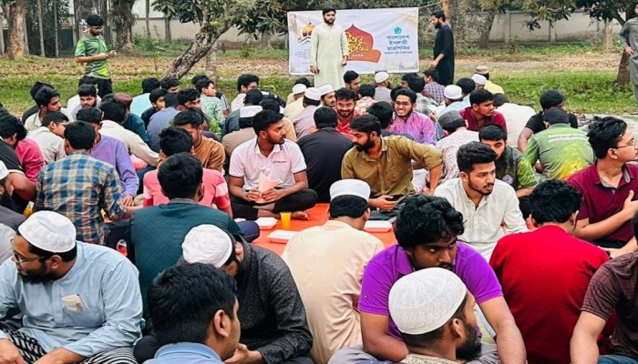 দুই শতাধিক শিক্ষার্থীর অংশগ্রহণে বাকৃবির ফজলুল হক হলে ছাত্রশিবিরের ইফতার