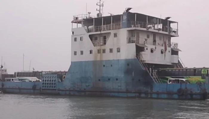 দৌলতদিয়া-পাটুরিয়ায় আবার ফেরি চলাচল শুরু