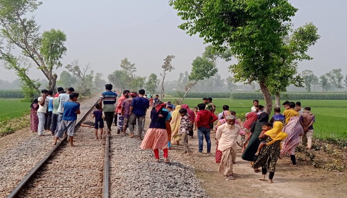 বদরগঞ্জে ট্রেনে কাটা পড়ে গৃহবধূর মৃত্যু।
