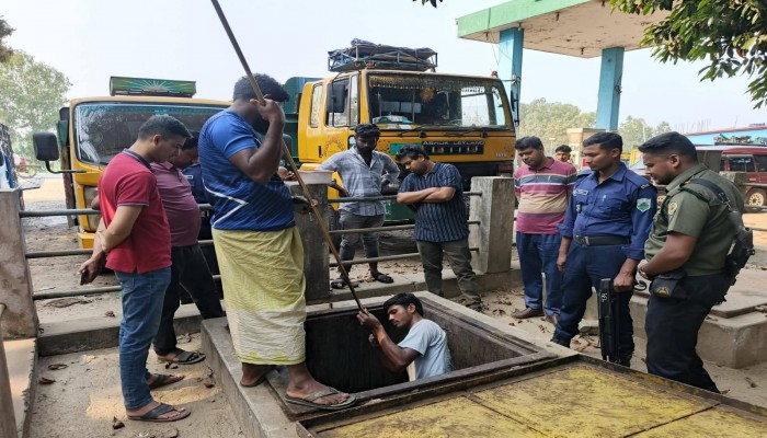 সিংড়ায় ১০ হাজার লিটার তেল উদ্ধার: লাইসেন্স থাকলেও নিয়ম না মানায় জরিমানা