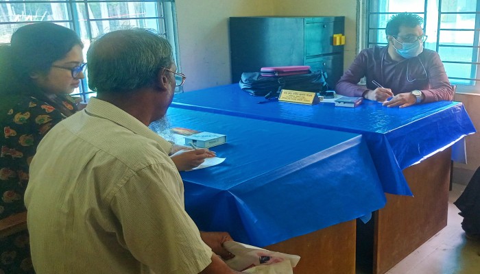 কাউখালী উপজেলা স্বাস্থ্য কমপ্লেক্সে কক্ষ সংকট/ এক টেবিলে দুই ডাক্তার, বিপাকে রোগীরা