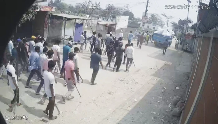 গাজীপুরে ঝুট ব্যবসা নিয়ে বিএনপির দুই গ্রুপের সংঘর্ষ  ককটেল বিস্ফোরণ