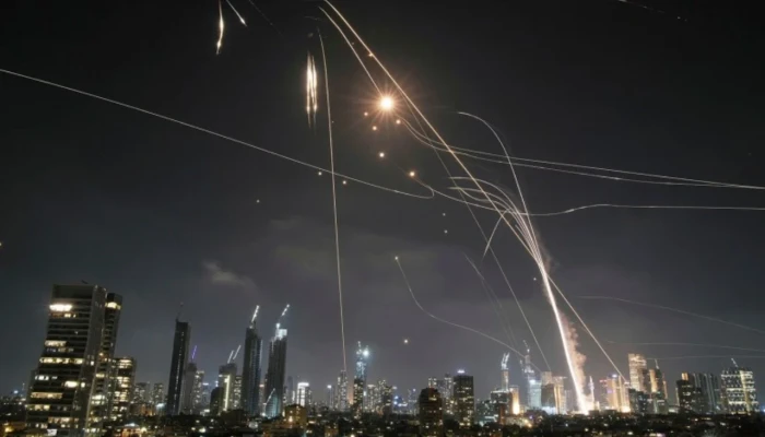 ইসরাইলে একের পর এক ক্ষেপণাস্ত্র হামলা ইরানের