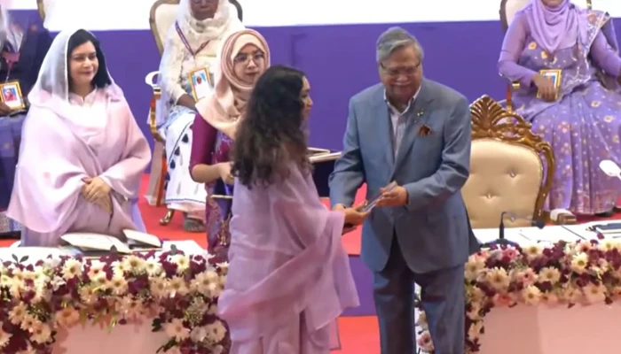 শ্রেষ্ঠ অদম্য নারী পুরস্কার পেলেন খালেদা জিয়াসহ ৬ জন