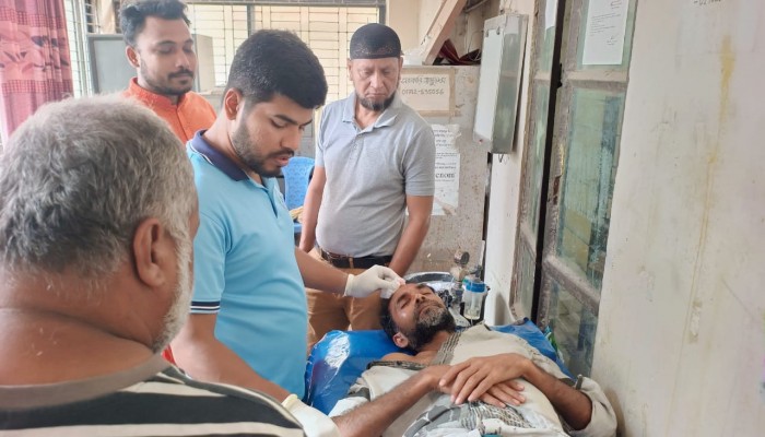 নেছারাবাদে অনুদানের তালিকা নিয়ে জামায়াত-বিএনপি সংঘর্ষ, আহত ১