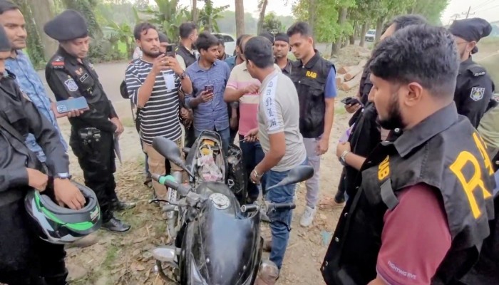 ডাসারে মোটরসাইকেলের ট্যাংকিতে লুকানো ৯২ বোতল ফেনসিডিল উদ্ধার, আটক ১
