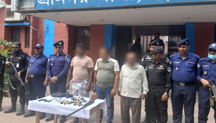 শ্রীনগরে স্থানীয় আধিপত্য বিস্তারকে কেন্দ্র করে গুলিবর্ষণের ঘটনায় ৩ জন গ্রেফতার, আগ্নেয়াস্ত্র ও বিপুল পরিমাণ গোলাবারুদ উদ্ধার করেছে র‌্যাব-১০ ও শ্রীনগর থানা পুলিশের যৌথ আভিযানিক দল