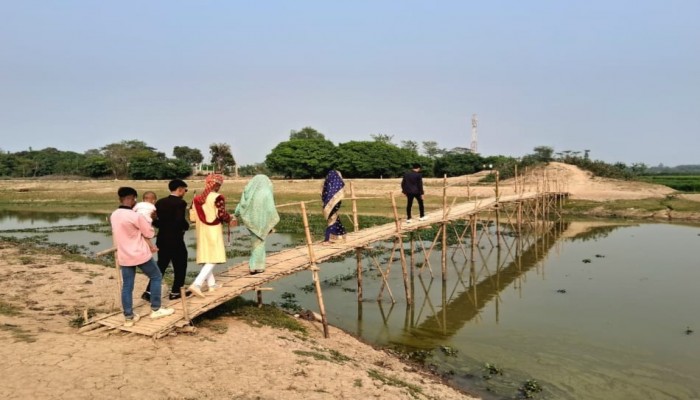 বাঁশের সাঁকোই ভরসা,বালাগঞ্জের টলাখালি নদীতে জরুরি ভিত্তিতে সেতুর দাবি,