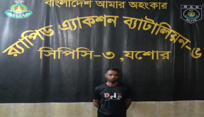 যশোরের অভয়নগর থানাধীন উত্তর সিদ্ধিপাশ নাউলী আড়পাড়া এলাকা হতে ১২ টি ককটেল বোমাসহ জামাল নামক একজন নাশকতাকারীকে গ্রেফতার করেছে র‍্যাব-৬
