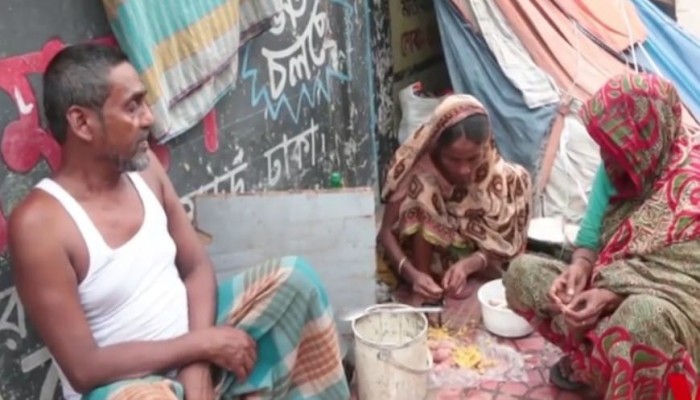 চালভাজা, মুড়ি, সিদ্ধ আলু ও পান্তা ভাত দিয়ে কুড়িগ্রামের চরাঞ্চলের মানুষের ইফতার