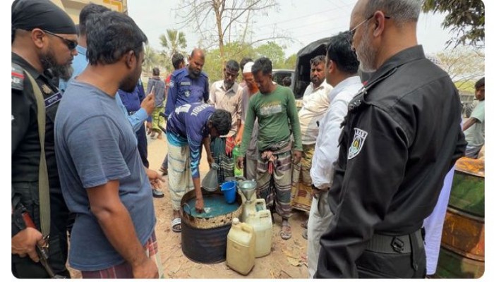 পাবনার সাঁথিয়ায় উপজেলায় ভোক্তা অধিকারের অভিযানে এক বাসা থেকে তিন হাজার লিটার ডিজেল জব্দ করা হয়।