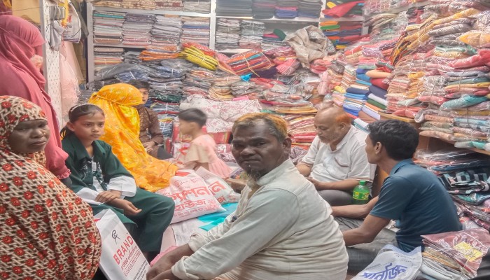 বদরগঞ্জে ইফতারের পর জমে ওঠে কেনাকাটা।