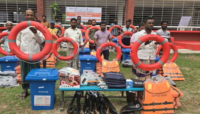 ​রাঙ্গাবালীতে সমুদ্রগামী অর্ধশতাধিক ট্রলারের জেলেরা পেল নিরাপত্তা সরঞ্জাম