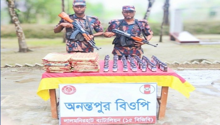 কুড়িগ্রামের ফুলবাড়ী সীমান্তে ভারতীয় শাড়ী ও ইস্কাফ সিরাপ জব্দ