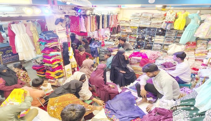 মাধবপুরে শেষ সময়ে জমে উঠেছে ঈদের বাজার সক্রিয় অসাধু চক্র