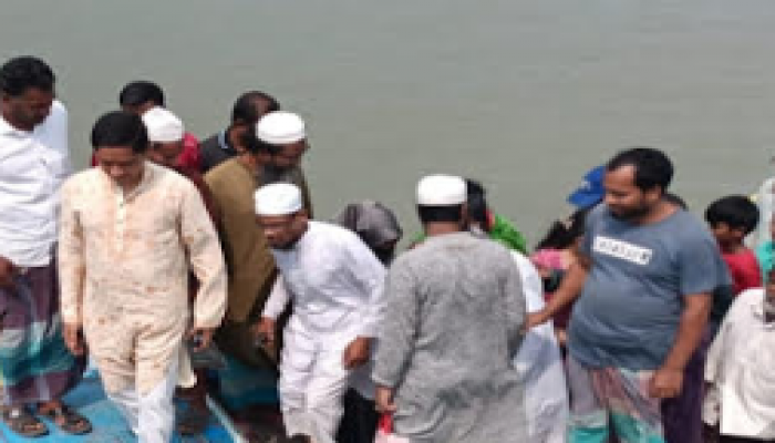 কাউখালীতে কালিগঙ্গা নদীর তীরে যাত্রীদের উঠানামার সাঁকোটি নির্মাণ হওয়ায় দুর্ভোগের হাত থেকে রেহাই পেল এলাকাবাসী