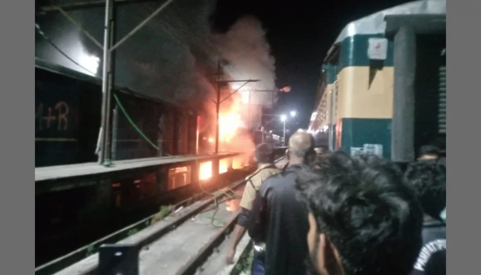 পার্বতীপুরে ট্রেনে আগুন, ১ ঘণ্ট পর নিয়ন্ত্রণে